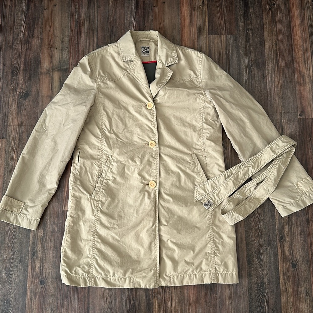 Esprit vintage tan trench coat with a belt